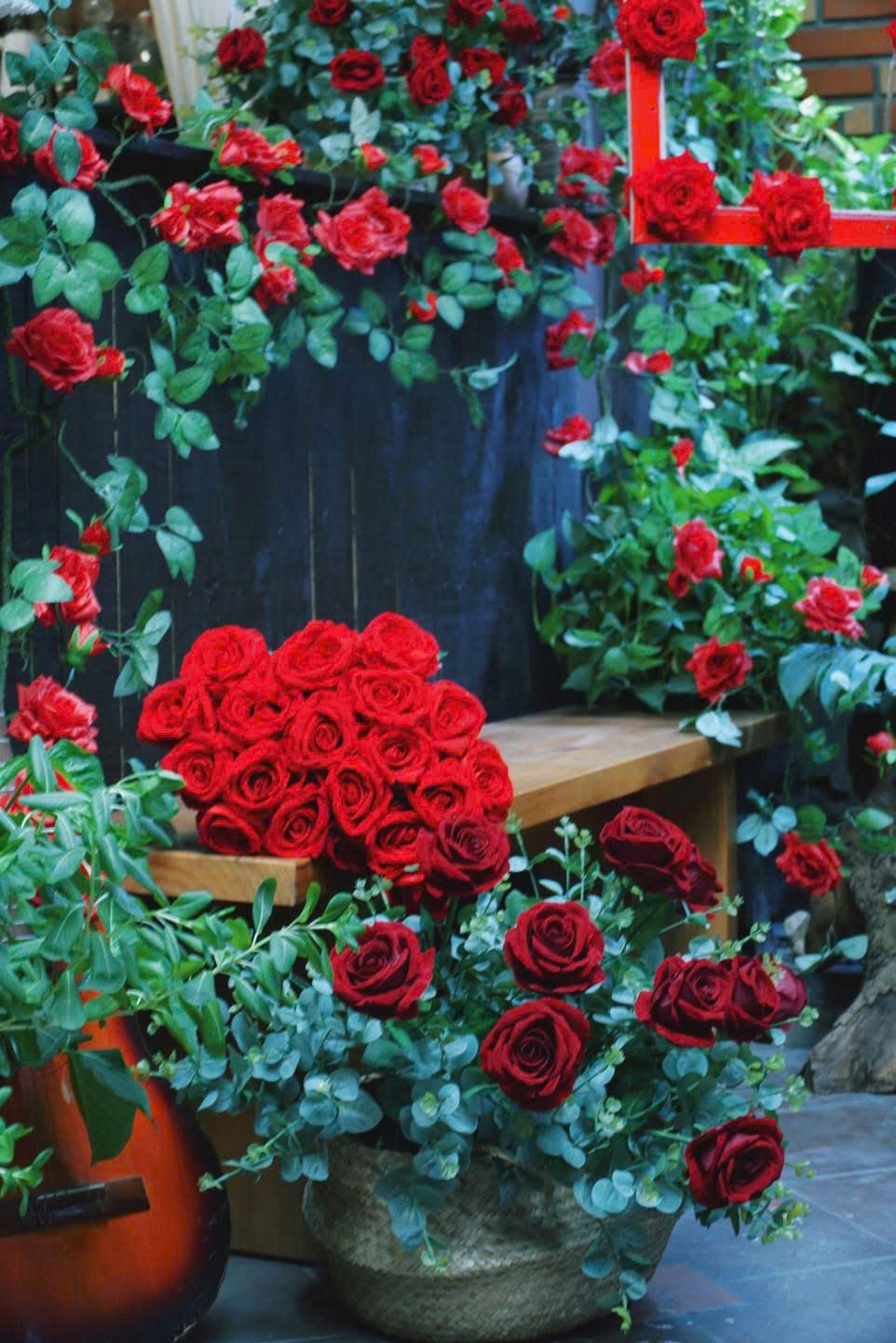 Không gian hoa hồng đỏ và guitar dành cho chụp ảnh nghệ thuật tại Thím's House