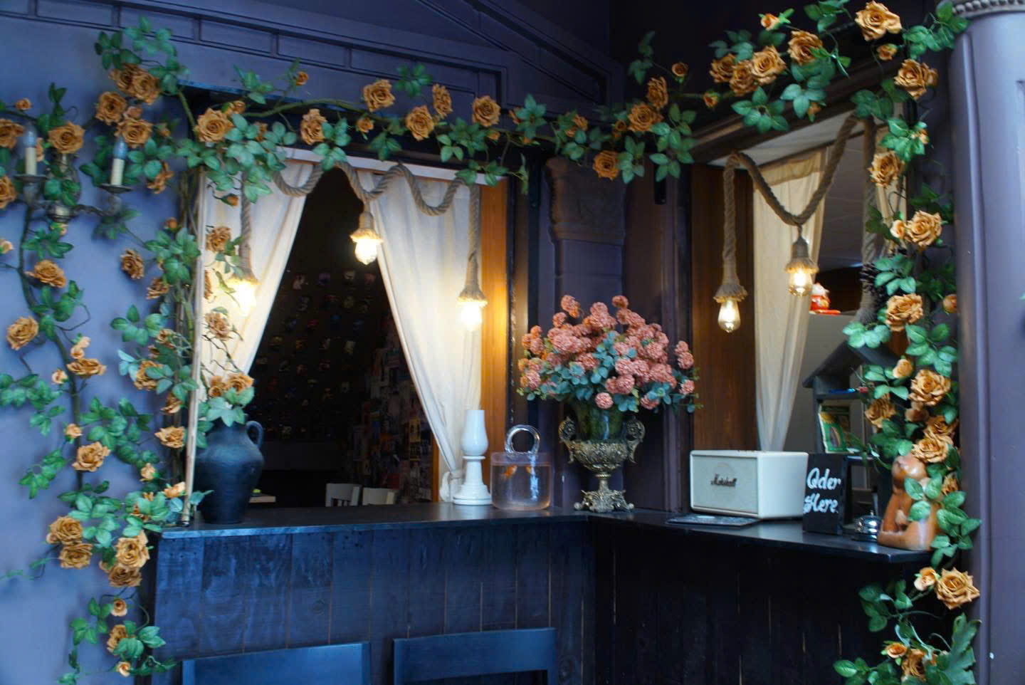 Quầy bar gỗ trầm và hoa hồng vàng tại Thím's House
